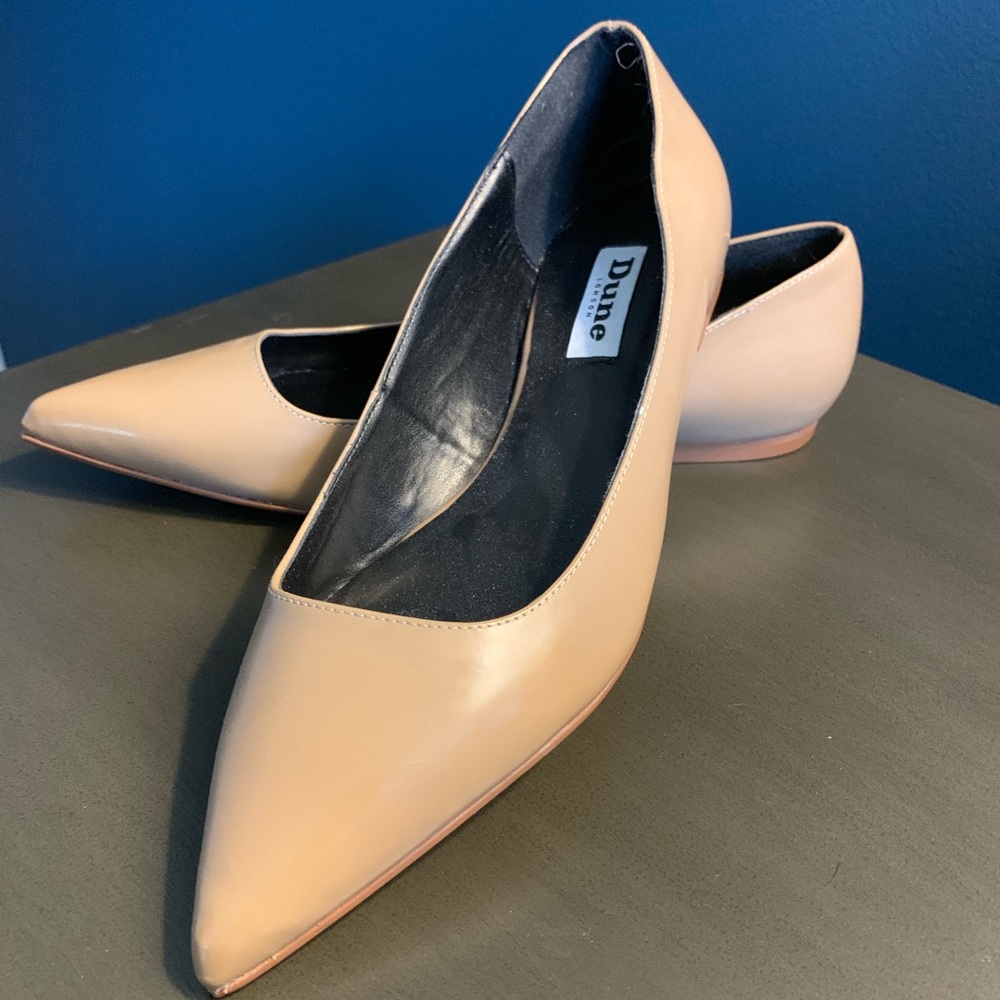 Tan pointed flats